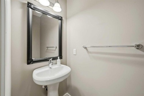 80 Sherwood Crescent Nw, Calgary, AB - Indoor Photo Showing Bathroom