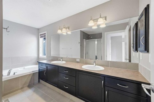 80 Sherwood Crescent Nw, Calgary, AB - Indoor Photo Showing Bathroom