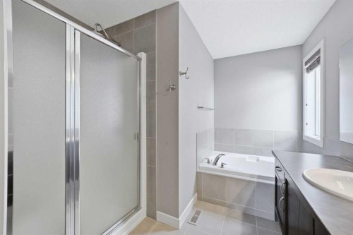 80 Sherwood Crescent Nw, Calgary, AB - Indoor Photo Showing Bathroom