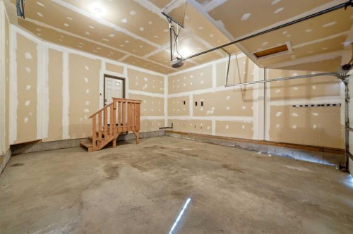 80 Sherwood Crescent Nw, Calgary, AB - Indoor Photo Showing Garage