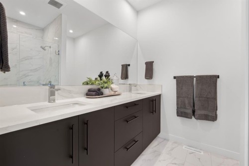 512-8155 8 Avenue Sw, Calgary, AB - Indoor Photo Showing Bathroom