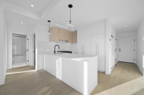 701-8375 Broadcast Avenue Sw, Calgary, AB - Indoor Photo Showing Kitchen