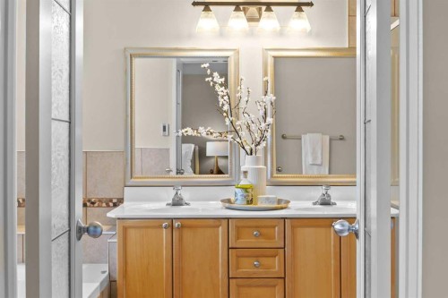 415 28 Avenue Nw, Calgary, AB - Indoor Photo Showing Bathroom