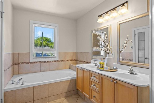 415 28 Avenue Nw, Calgary, AB - Indoor Photo Showing Bathroom