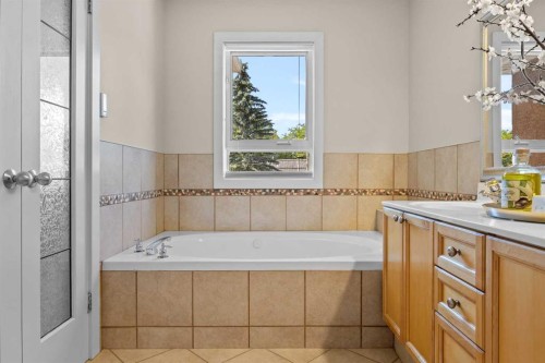 415 28 Avenue Nw, Calgary, AB - Indoor Photo Showing Bathroom