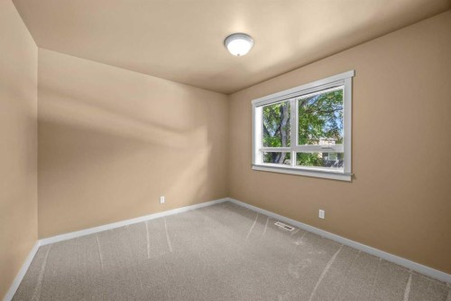 415 28 Avenue Nw, Calgary, AB - Indoor Photo Showing Other Room