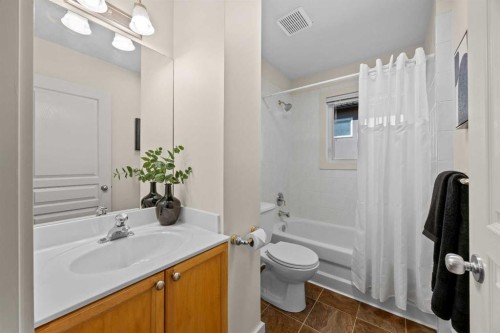 415 28 Avenue Nw, Calgary, AB - Indoor Photo Showing Bathroom