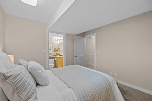415 28 Avenue Nw, Calgary, AB - Indoor Photo Showing Bedroom