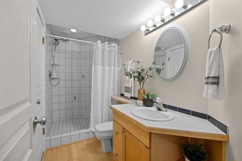 415 28 Avenue Nw, Calgary, AB - Indoor Photo Showing Bathroom