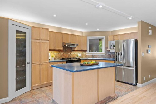 415 28 Avenue Nw, Calgary, AB - Indoor Photo Showing Kitchen