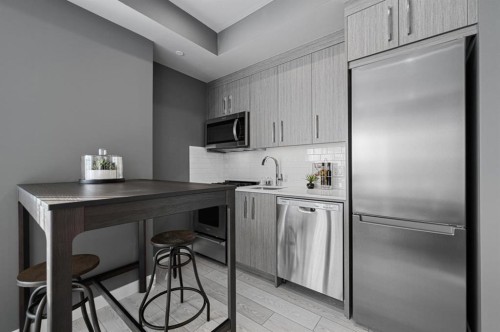 235-110 18A Street Nw, Calgary, AB - Indoor Photo Showing Kitchen With Upgraded Kitchen