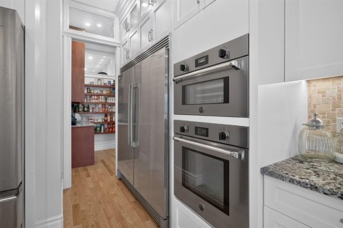 1640 16 Street Se, Calgary, AB - Indoor Photo Showing Kitchen