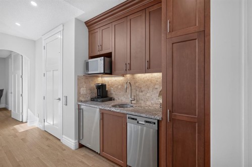 1640 16 Street Se, Calgary, AB - Indoor Photo Showing Kitchen