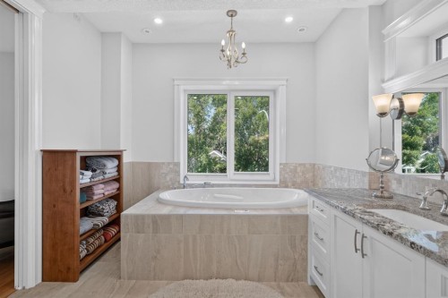 1640 16 Street Se, Calgary, AB - Indoor Photo Showing Bathroom