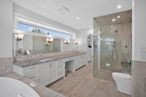 1640 16 Street Se, Calgary, AB - Indoor Photo Showing Bathroom