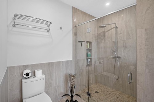 1640 16 Street Se, Calgary, AB - Indoor Photo Showing Bathroom