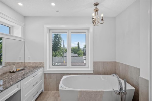 1640 16 Street Se, Calgary, AB - Indoor Photo Showing Bathroom