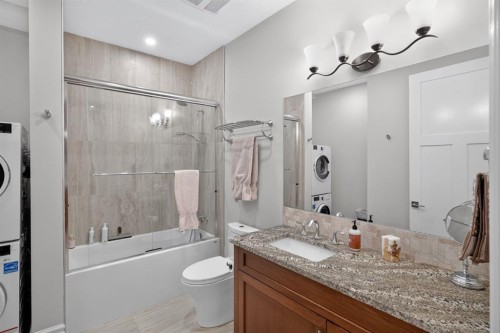 1640 16 Street Se, Calgary, AB - Indoor Photo Showing Bathroom