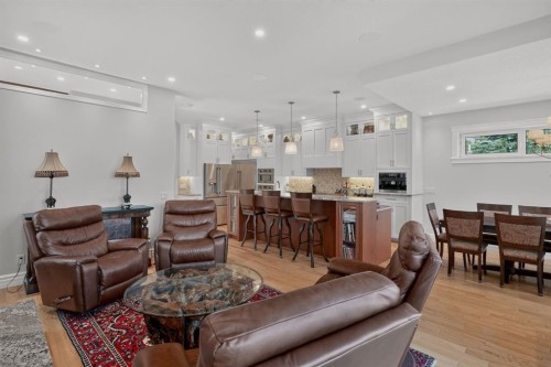 1640 16 Street Se, Calgary, AB - Indoor Photo Showing Living Room
