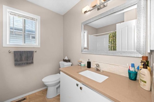 40 Hidden Point Nw, Calgary, AB 