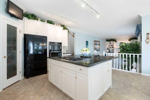 1649 Evergreen Hill Sw, Calgary, AB - Indoor Photo Showing Kitchen