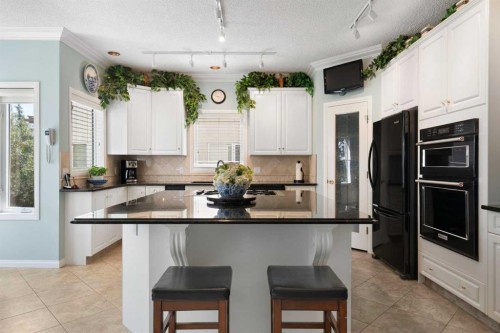 1649 Evergreen Hill Sw, Calgary, AB - Indoor Photo Showing Kitchen With Upgraded Kitchen