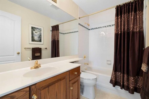 1649 Evergreen Hill Sw, Calgary, AB - Indoor Photo Showing Bathroom