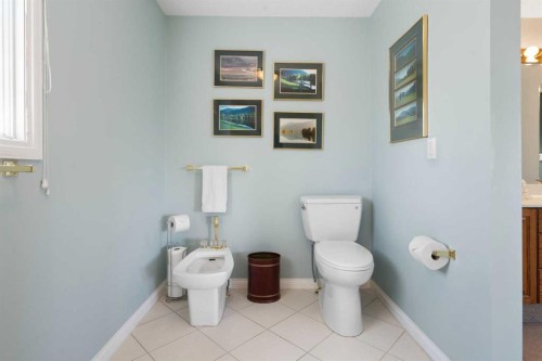 1649 Evergreen Hill Sw, Calgary, AB - Indoor Photo Showing Bathroom