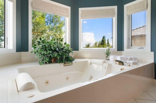 1649 Evergreen Hill Sw, Calgary, AB - Indoor Photo Showing Bathroom