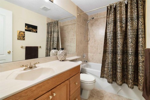 1649 Evergreen Hill Sw, Calgary, AB - Indoor Photo Showing Bathroom