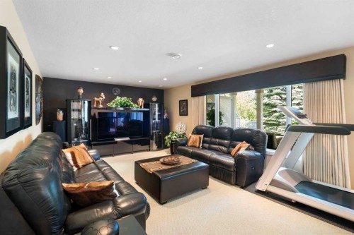 1649 Evergreen Hill Sw, Calgary, AB - Indoor Photo Showing Living Room