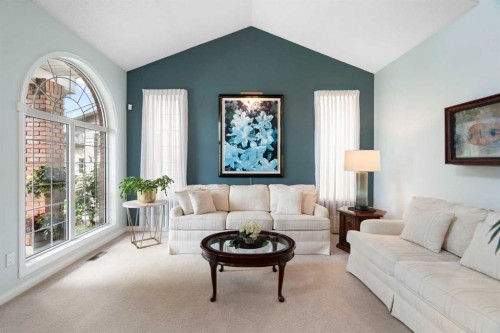 1649 Evergreen Hill Sw, Calgary, AB - Indoor Photo Showing Living Room
