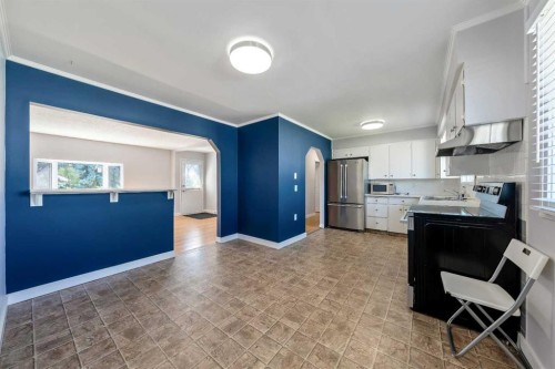 629 Agate Crescent Se, Calgary, AB - Indoor Photo Showing Kitchen