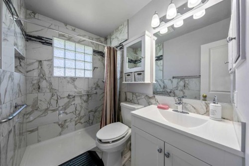 629 Agate Crescent Se, Calgary, AB - Indoor Photo Showing Bathroom