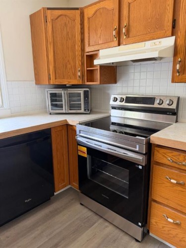 1816 Lynnover Road Se, Calgary, AB - Indoor Photo Showing Kitchen