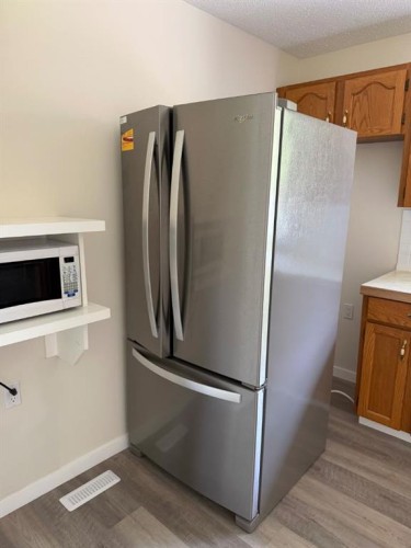 1816 Lynnover Road Se, Calgary, AB - Indoor Photo Showing Kitchen