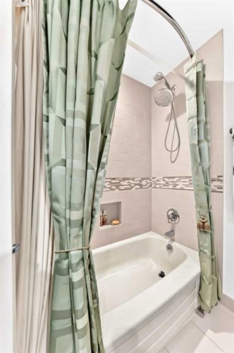 39 Deer Run Place Se, Calgary, AB - Indoor Photo Showing Bathroom