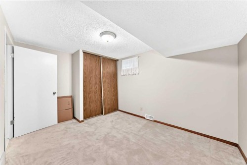 39 Deer Run Place Se, Calgary, AB - Indoor Photo Showing Other Room