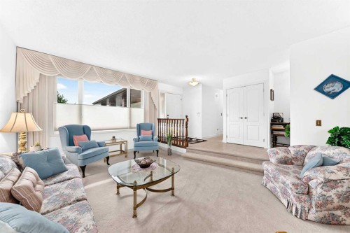 39 Deer Run Place Se, Calgary, AB - Indoor Photo Showing Living Room