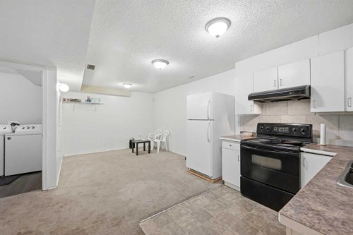 33 Saddlecrest Close Ne, Calgary, AB - Indoor Photo Showing Kitchen