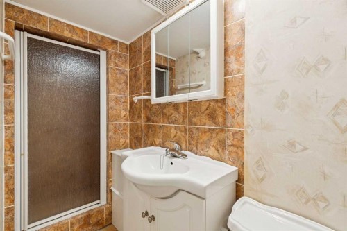 47 Montrose Crescent Ne, Calgary, AB - Indoor Photo Showing Bathroom