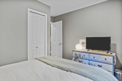 3-601 4, Canmore, AB - Indoor Photo Showing Bedroom