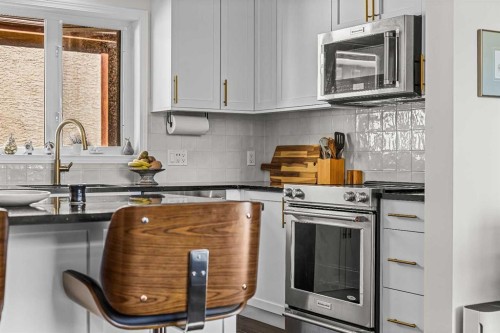 3-601 4, Canmore, AB - Indoor Photo Showing Kitchen