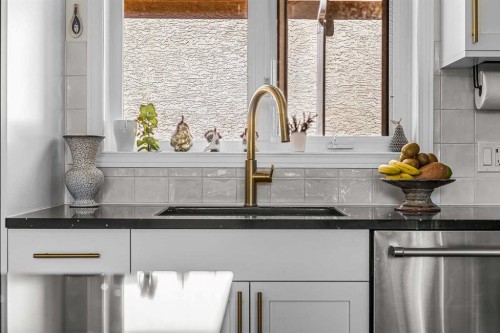 3-601 4, Canmore, AB - Indoor Photo Showing Kitchen