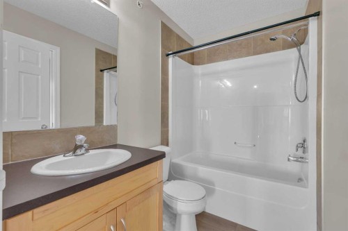 6307-70 Panamount Drive Nw, Calgary, AB - Indoor Photo Showing Bathroom