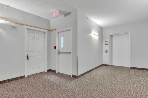 6307-70 Panamount Drive Nw, Calgary, AB - Indoor Photo Showing Other Room
