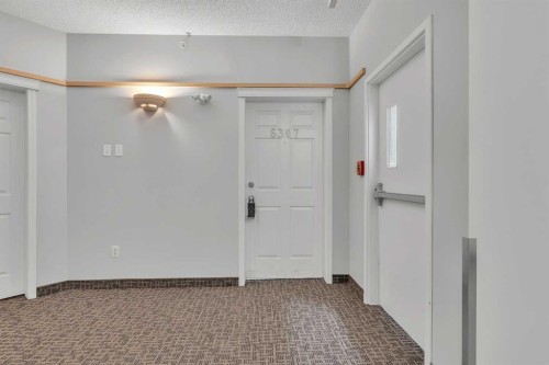 6307-70 Panamount Drive Nw, Calgary, AB - Indoor Photo Showing Other Room