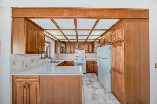 183 Christie Park Hill Sw, Calgary, AB - Indoor Photo Showing Kitchen With Double Sink