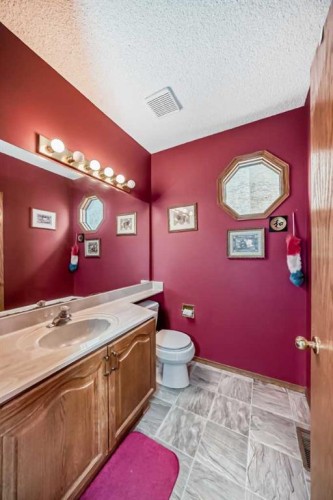 183 Christie Park Hill Sw, Calgary, AB - Indoor Photo Showing Bathroom