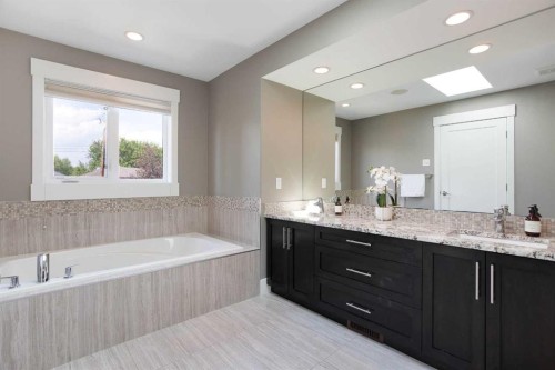 434 22 Avenue Nw, Calgary, AB - Indoor Photo Showing Bathroom